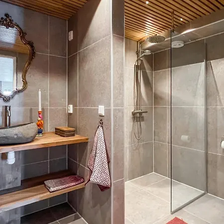 בית נופש Lovely In With Sauna